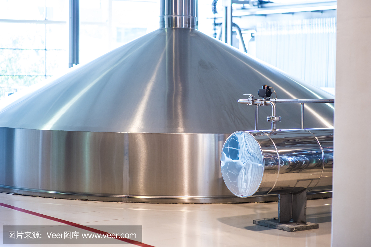 儲存啤酒的容器?，F代釀酒生產。